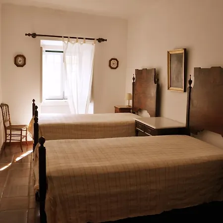 Casa Com Jardim Dentro Da Muralha De
