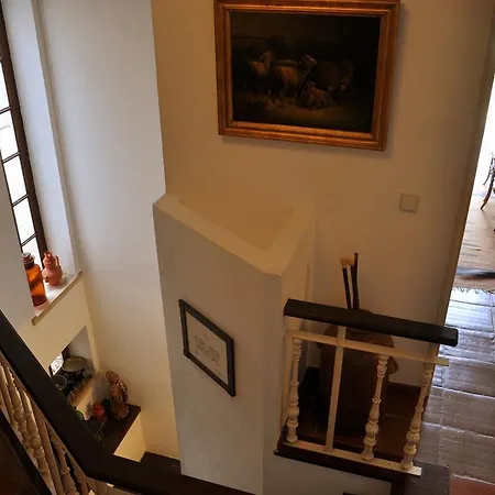 Casa Com Jardim Dentro Da Muralha De